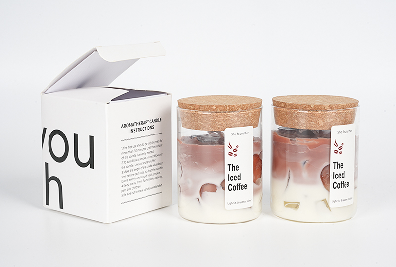 Bougie artistique superposée au café glacé