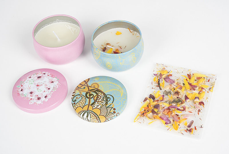 Bougie en pot en métal parfumée à la fleur séchée imprimée en étain