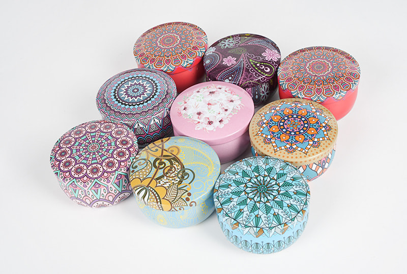 Bougie en pot en métal parfumée à la fleur séchée imprimée en étain