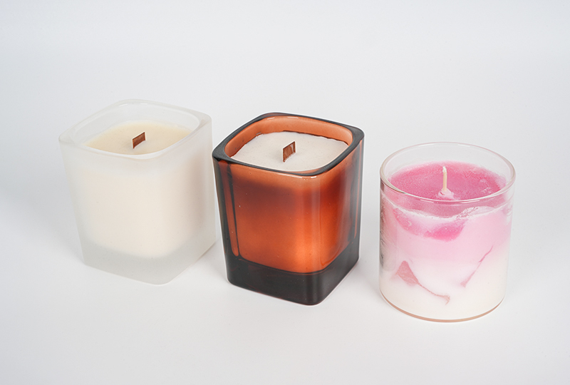 Bougie d'art en verre dépoli et mèche en bois