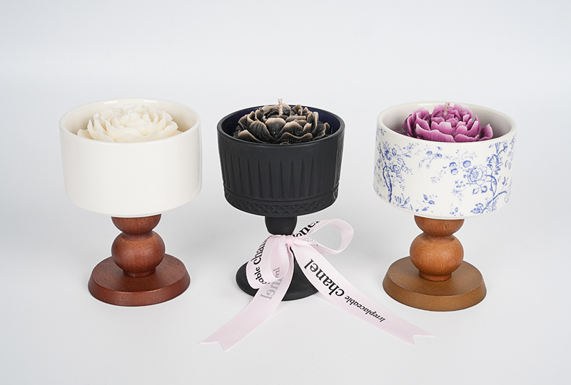 Bougie artisanale vintage sur piédestal Bloom Flower Series