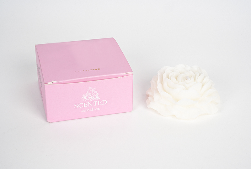 Bougie artisanale élégante en forme de fleur de rose blanche en fleurs