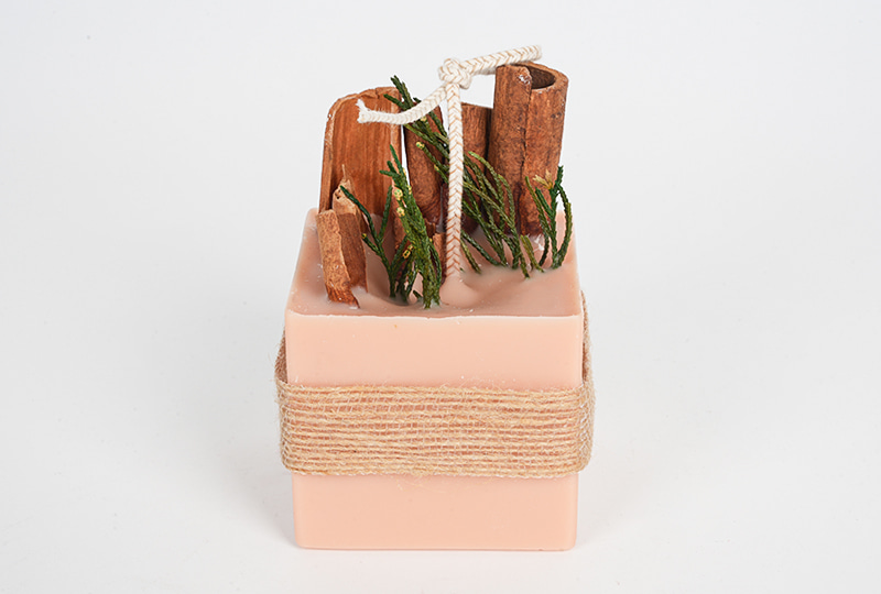 Bougie artisanale rustique à la cannelle et aux fleurs botaniques