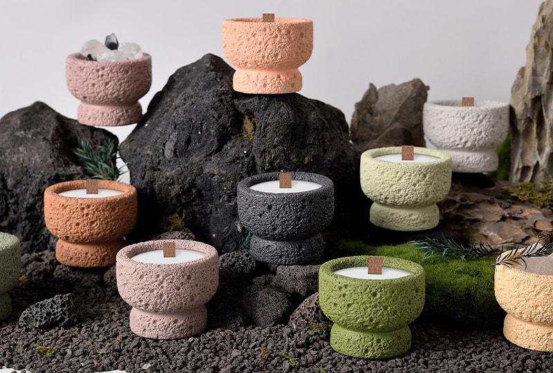 Bougie en pot de ciment texturé sur piédestal