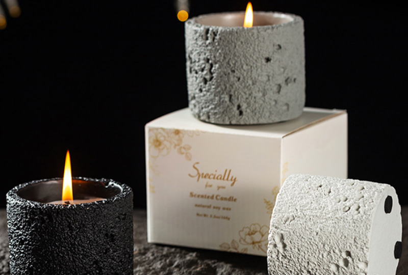 Bougie en pot de ciment texturé à surface lunaire