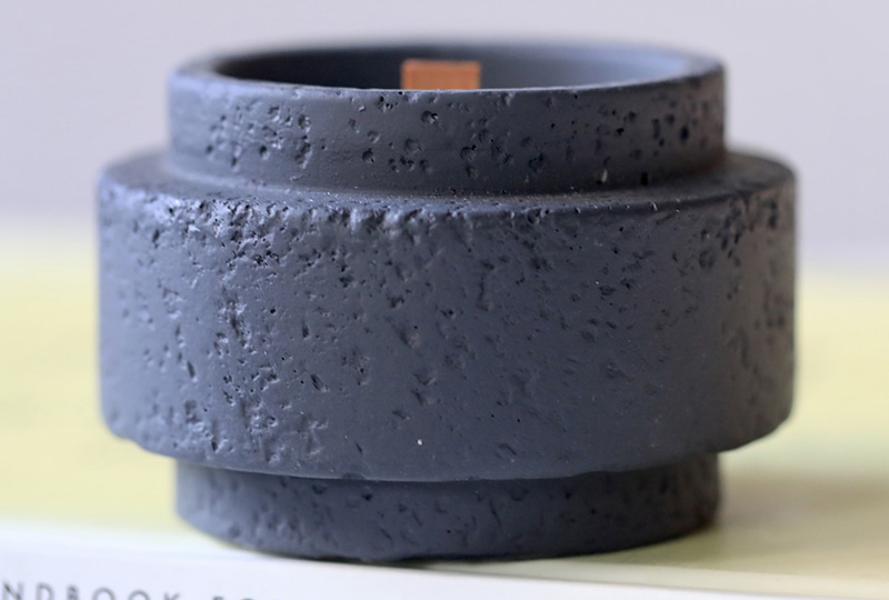 Bougie en pot de ciment 6a Bougie en pot de ciment en béton texturé et mèche en bois