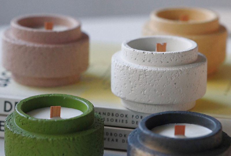 Bougie en pot de ciment 6a Bougie en pot de ciment en béton texturé et mèche en bois