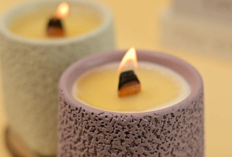 Bougie en béton texturé avec mèche en bois et ciment