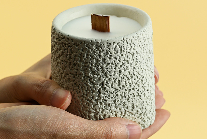 Bougie en béton texturé avec mèche en bois et ciment