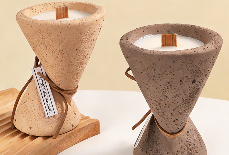 Bougie en pot de ciment en sablier à mèche en bois
