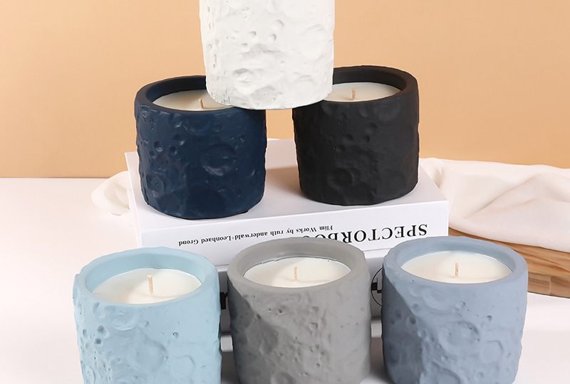 Bougie en pot de ciment texturé de couleur mate