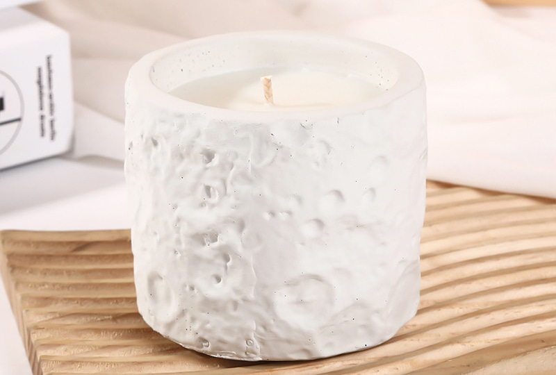 Bougie en pot de ciment texturé de couleur mate