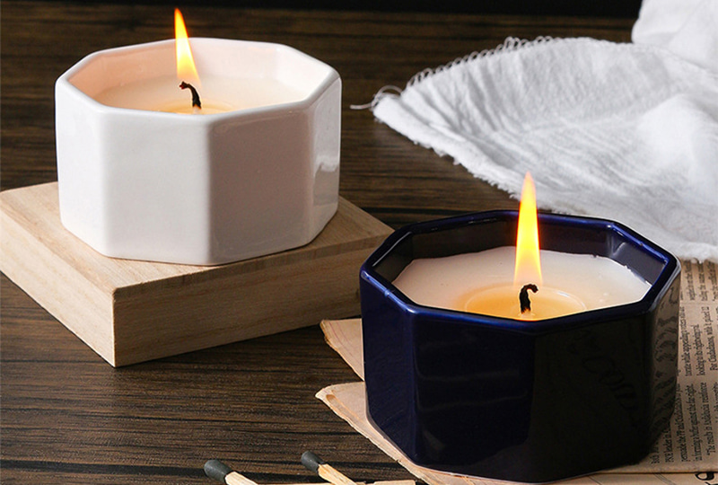 Bougie octogonale en pot de céramique émaillée