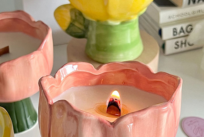 Bougie en pot en céramique émaillée brillante en forme de tulipe