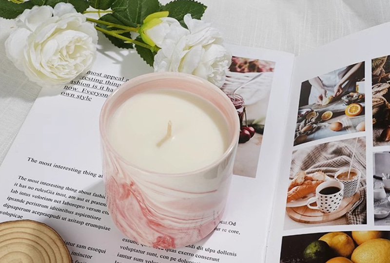 Bougie en pot en céramique à motif marbré