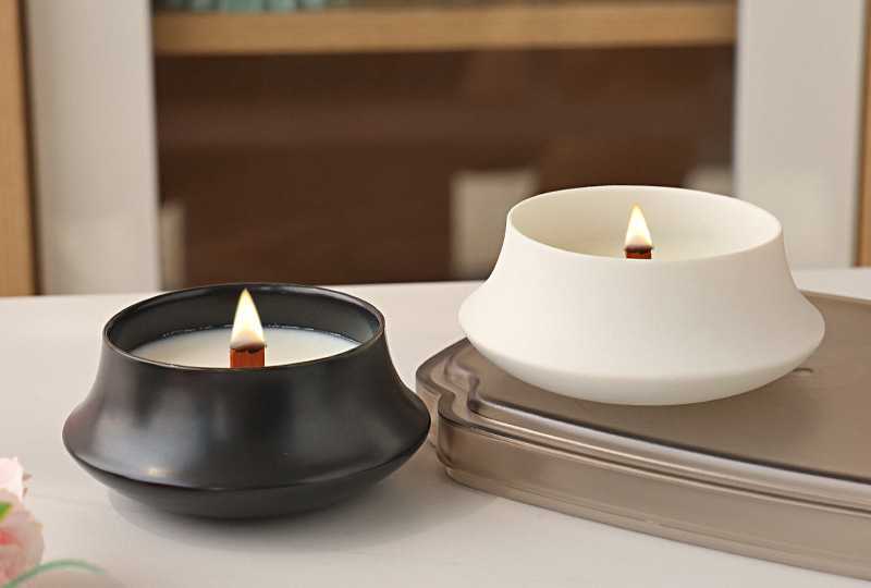 Bougie en pot en céramique mat à large ouverture et mèche unique