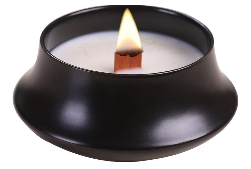 Bougie en pot en céramique mat à large ouverture et mèche unique