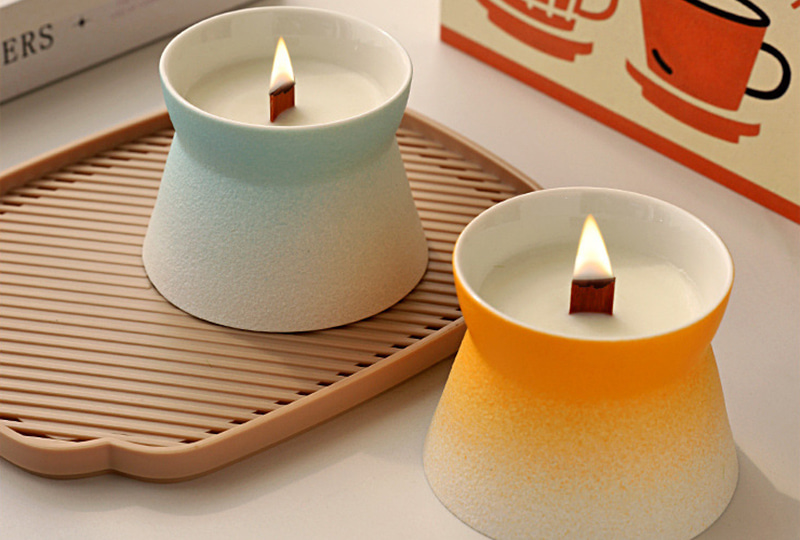 Bougie en pot en céramique texturée mate en bois et mèche