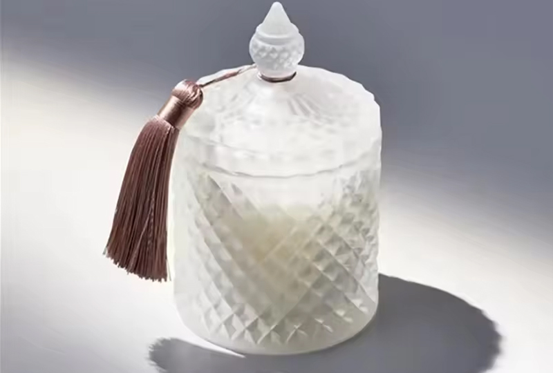 Bougie en pot en verre à couvercle à pompon en relief de diamant