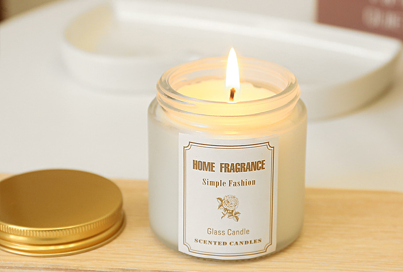 Bougie en pot en verre parfumée givrée à couvercle doré