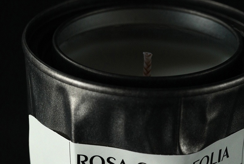 Bougie en pot en métal avec cire de soja noire et thé blanc