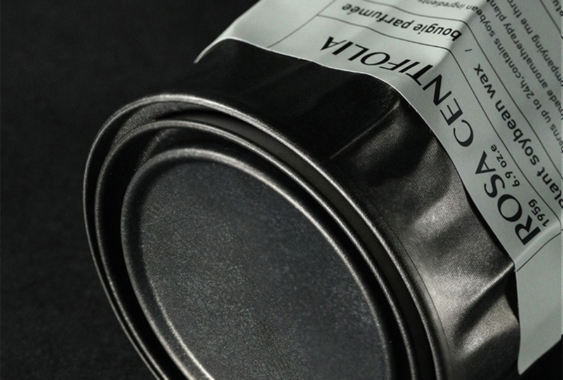 Bougie en pot en métal avec cire de soja noire et thé blanc