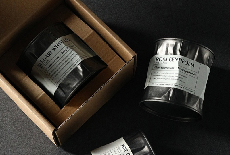 Bougie en pot en métal avec cire de soja noire et thé blanc