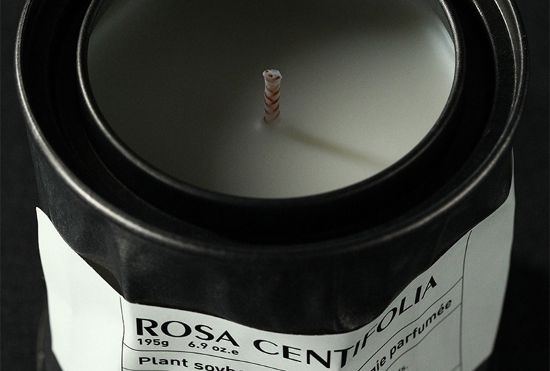 Bougie en pot en métal avec cire de soja noire et thé blanc