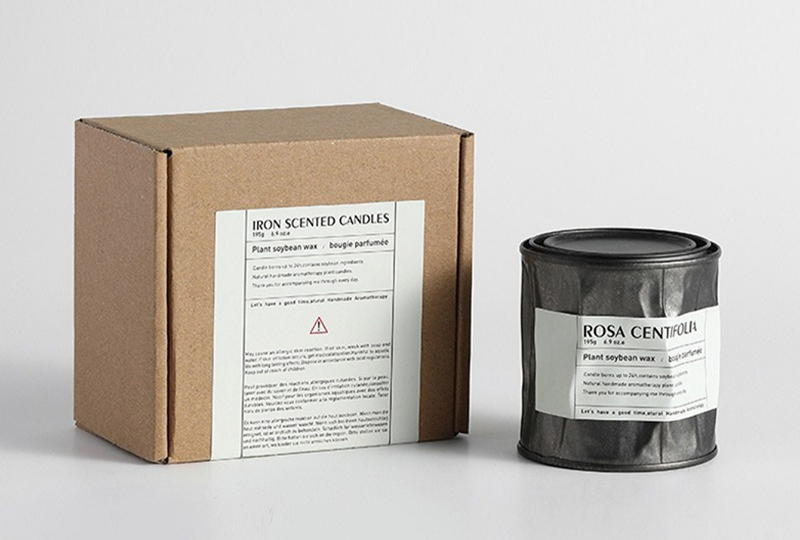 Bougie en pot en métal avec cire de soja noire et thé blanc