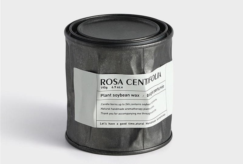 Bougie en pot en métal avec cire de soja noire et thé blanc