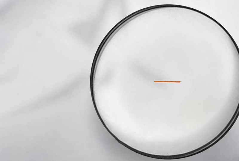 Bougie en pot en métal avec mèche en bois doré brossé