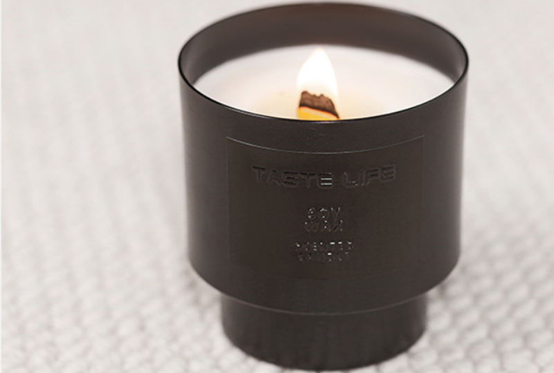 Bougie en pot en métal avec mèche en bois doré brossé