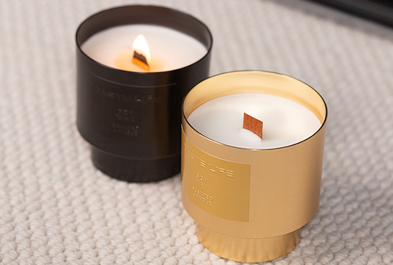 Bougie en pot en métal avec mèche en bois doré brossé