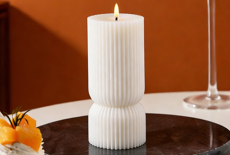 Bougie d'artiste nervurée blanche sculpturale moderne