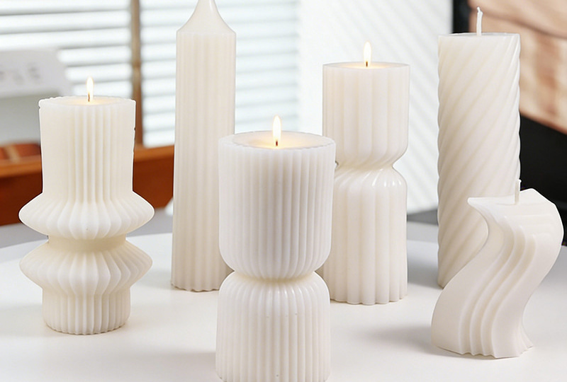 Bougie d'artiste nervurée blanche sculpturale moderne