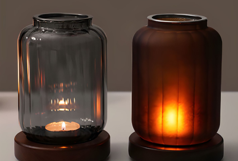 Bougeoir en pot en verre avec base en bois
