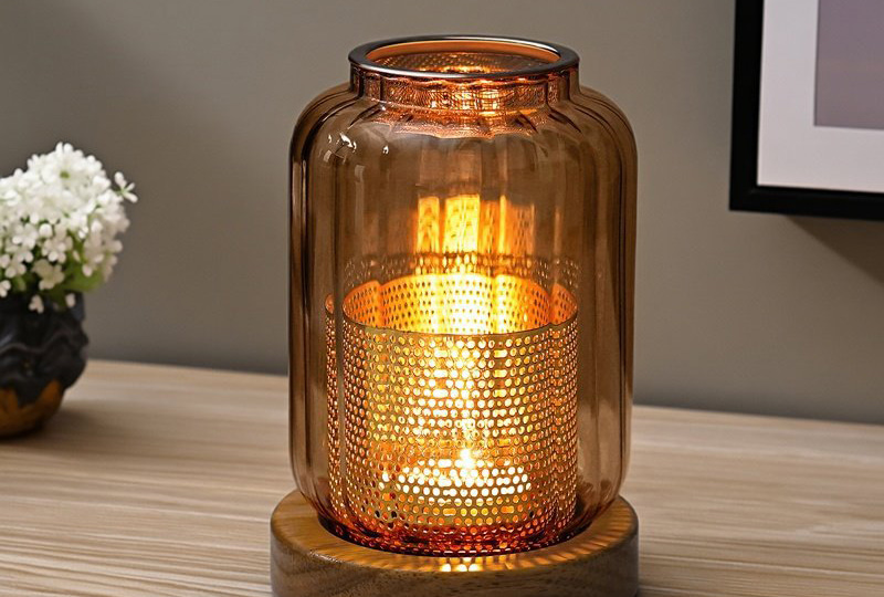 Bougeoir en pot en verre avec base en bois
