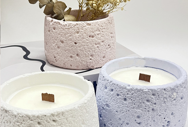 Bougie en pot de ciment pastel à texture poreuse