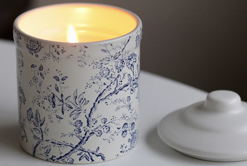 Bougie en pot en céramique à motif botanique vintage