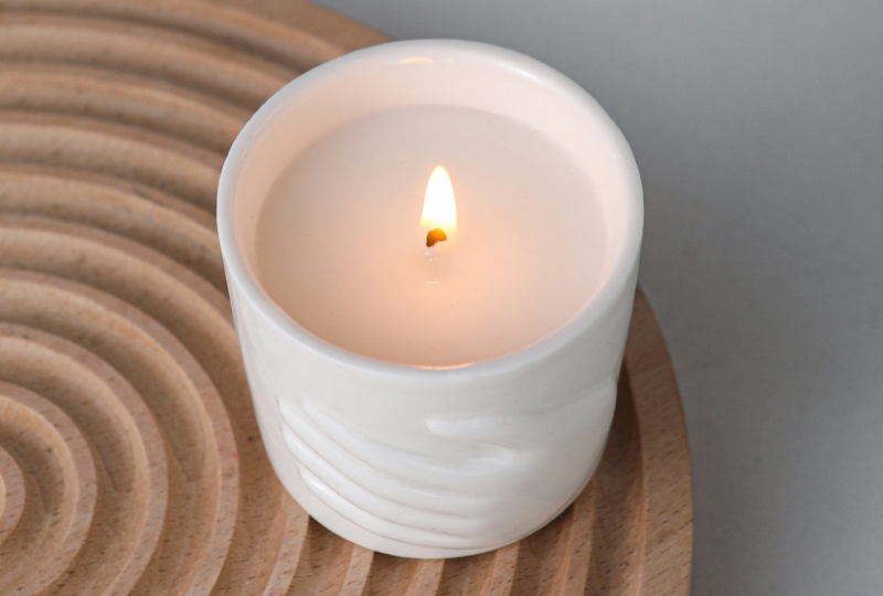 Bougie en pot en céramique minimaliste élégante en relief à la main