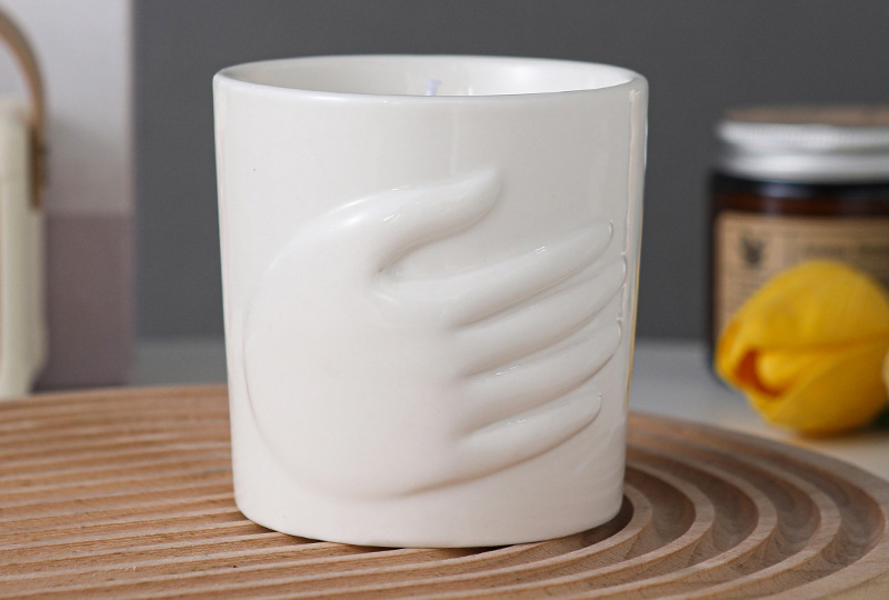 Bougie en pot en céramique minimaliste élégante en relief à la main