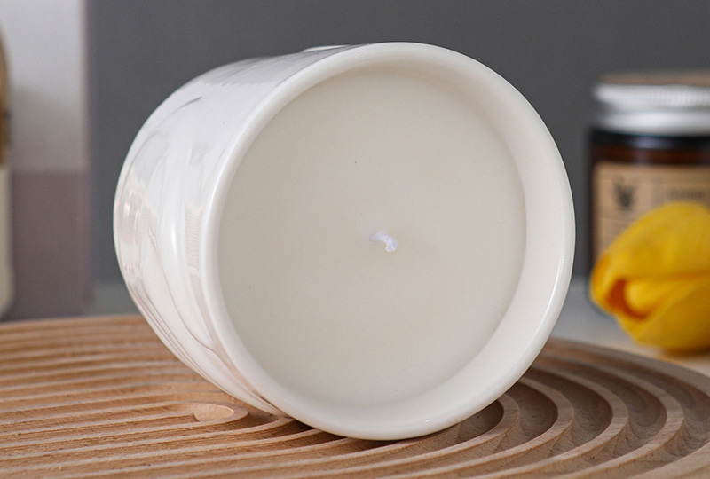 Bougie en pot en céramique minimaliste élégante en relief à la main