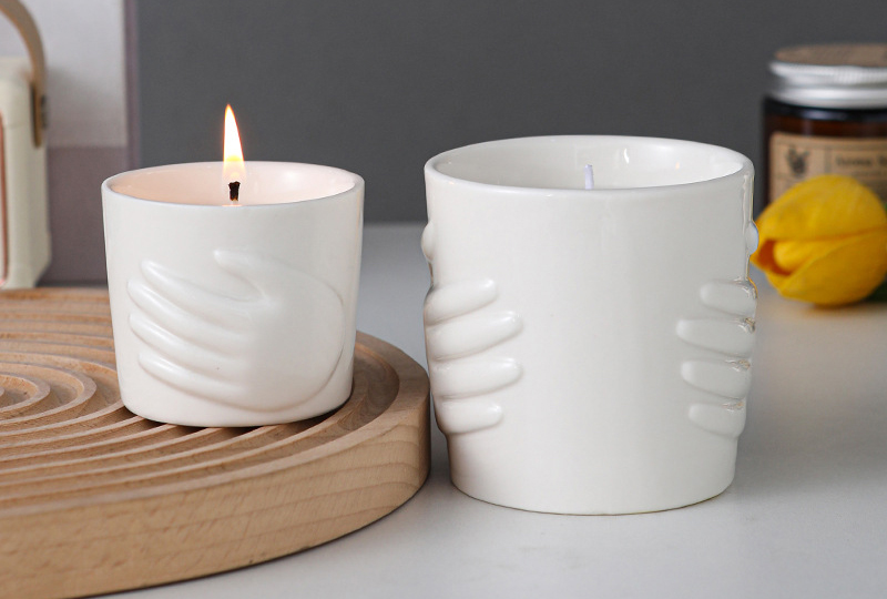 Bougie en pot en céramique minimaliste élégante en relief à la main