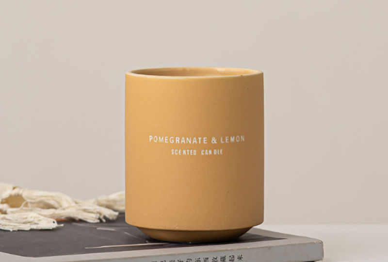 Bougie en pot en céramique mate minimaliste