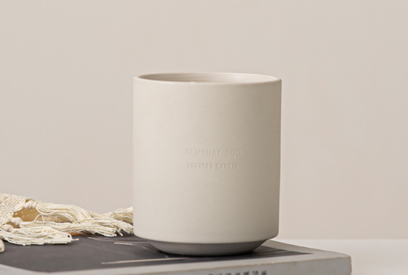 Bougie en pot en céramique mate minimaliste