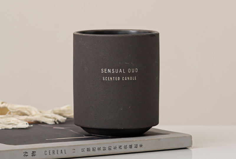 Bougie en pot en céramique mate minimaliste
