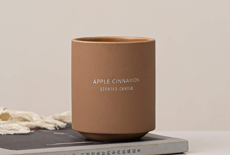 Bougie en pot en céramique mate minimaliste