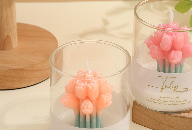 Bougie faite à la main dans une tasse en verre, série de fleurs de bouquet de tulipes