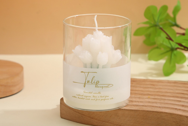 Bougie faite à la main dans une tasse en verre, série de fleurs de bouquet de tulipes