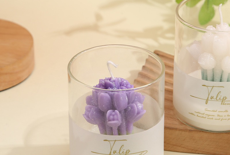 Bougie faite à la main dans une tasse en verre, série de fleurs de bouquet de tulipes